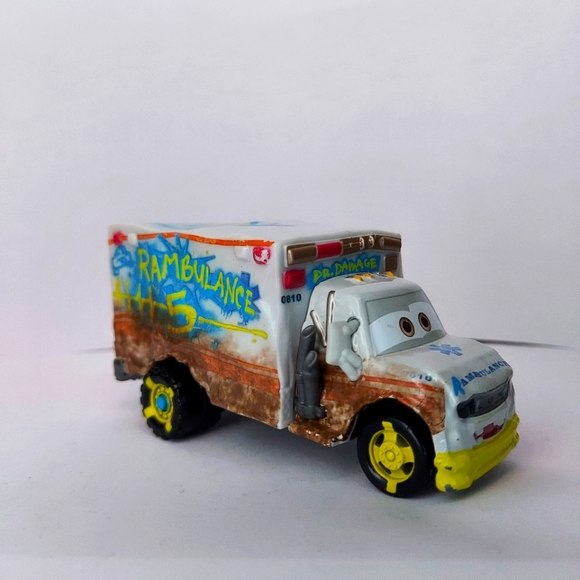 Dr Damage Rambulance Cars 3 1:55 Scale Diecast Car Mattel Disney Pixar Ambulance - Picture 1 of 7